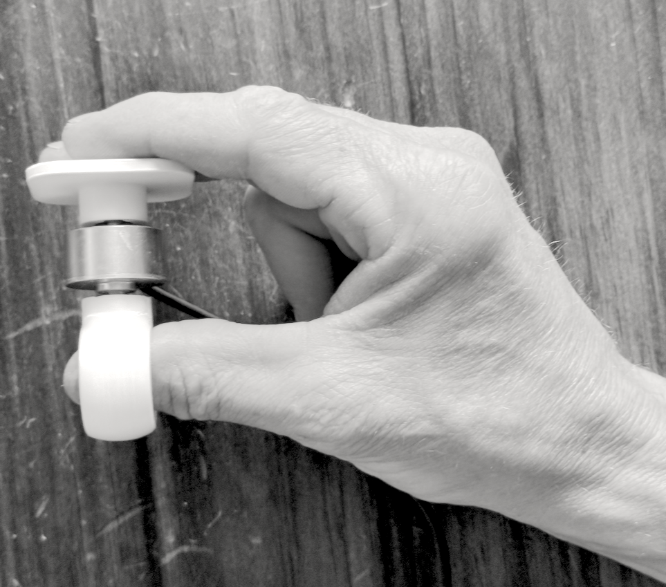 Splayometer pinch attachments in use, for Palmer (three-jaw chuck pinch) strength measurement.